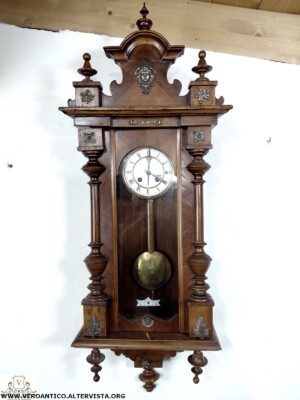 Antico orologio a pendolo con inserti in bronzo Antico orologio a pendolo funzionante